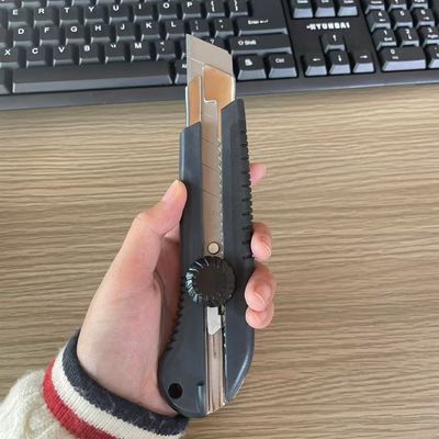 25 мм черная пластиковая ручка с помощью ножа с вращающимся блокировкой для тонкого листа