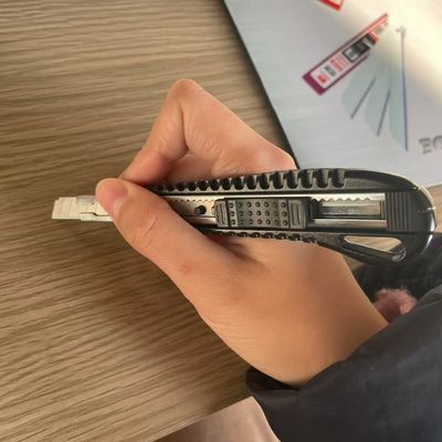 Снимайте нож типа резака с оттягиваемым лезвием
