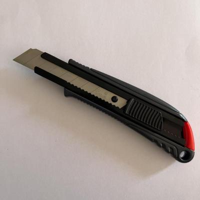 18-миллиметровые режущие ножи. Варьируются в зависимости от использования, обеспечивая долговечность и надежность для вашего бизнеса