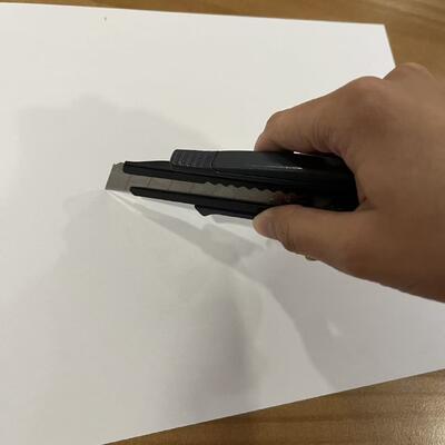 Многофункциональный нож с шириной лезвия 18 мм и механизмом быстрой замены лезвия с помощью кнопки, обеспечивающий быструю замену лезвий и высокую эффективность резки